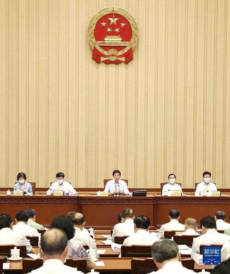 十四届全国人民代表大会常务委员会第四十二次会议暨审议原野安全法提案、全国人民代表大会常务委员会第十五条修改提案等栗战书主持